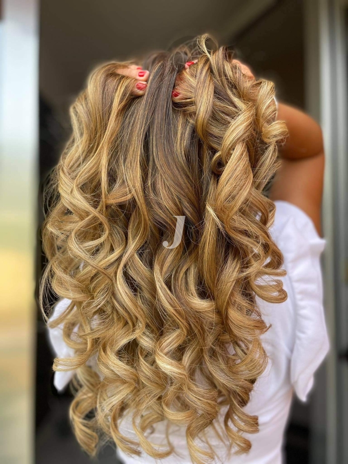 Foto di donna con capelli lunghi biondo chiaro dorato