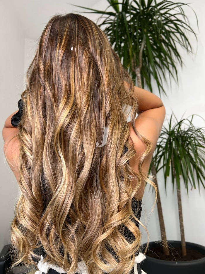 Foto di donna con capelli lunghi biondo chiaro dorato