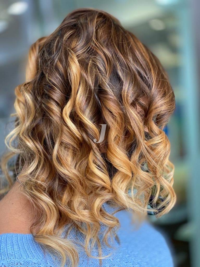 Foto di donna con capelli lunghi biondo chiaro dorato