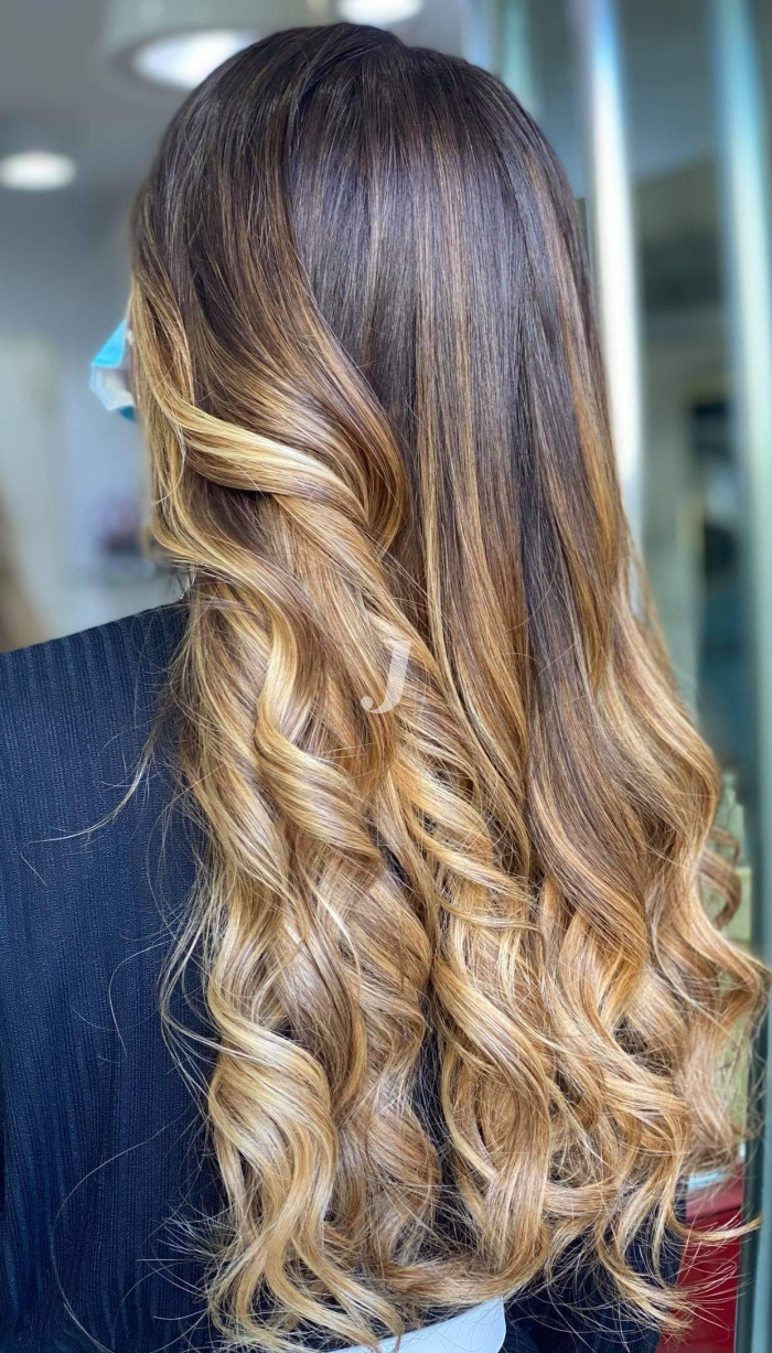 Foto di donna con capelli lunghi biondo chiaro dorato