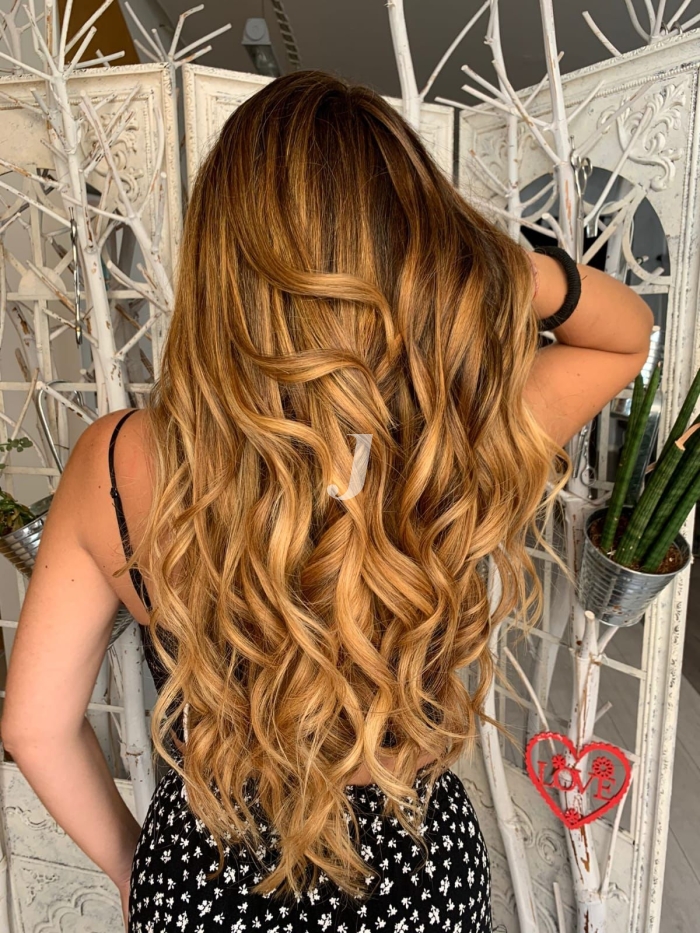 Foto di donna con capelli lunghi biondo chiaro dorato