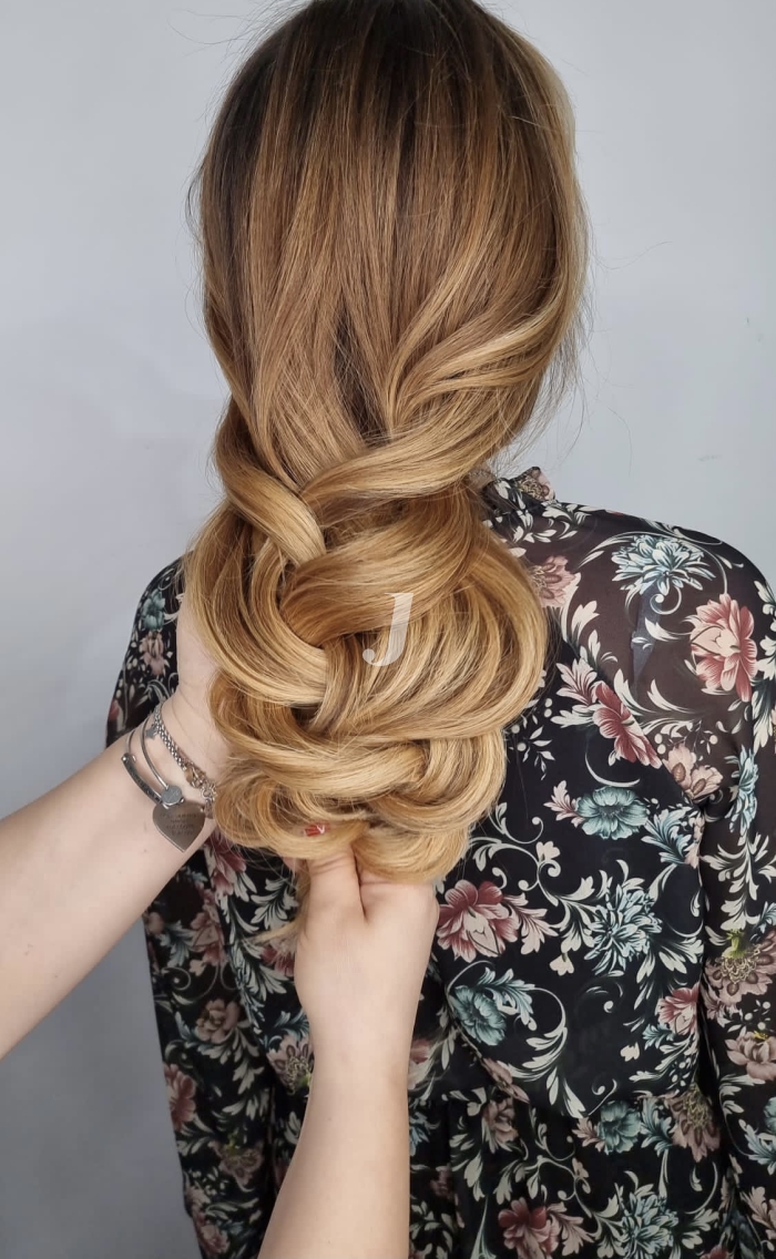 Foto di donna con capelli lunghi biondo chiaro dorato