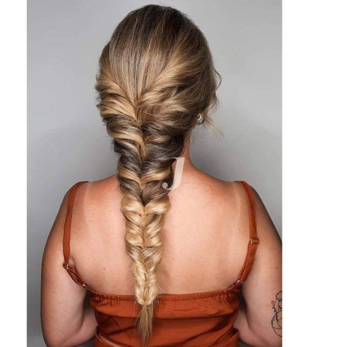 Foto di donna con capelli lunghi biondo chiaro dorato