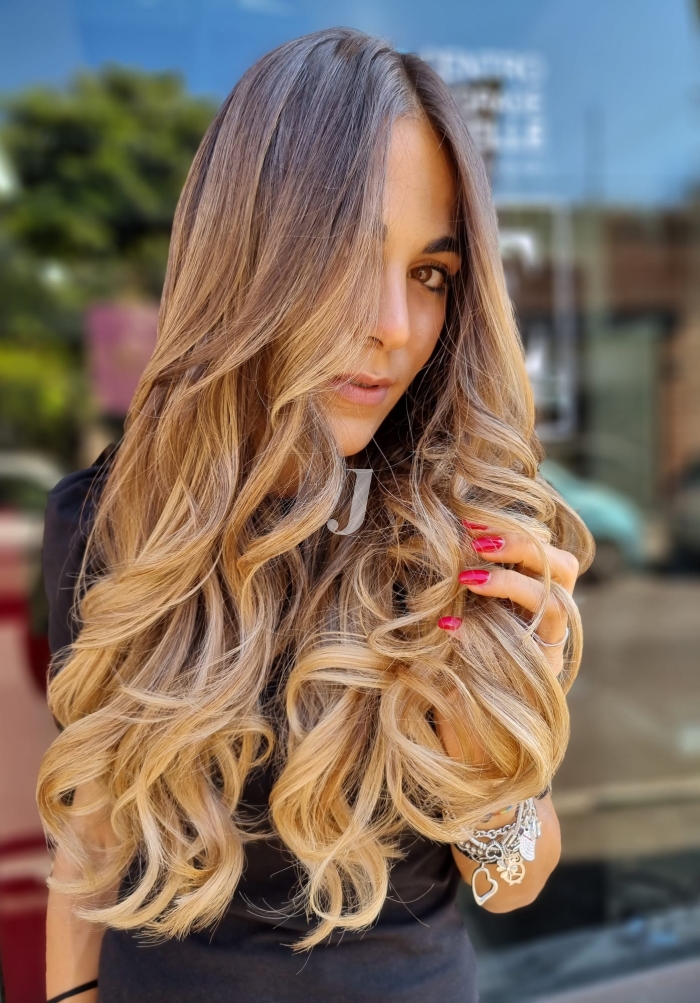 Foto di donna con capelli lunghi biondo chiaro dorato