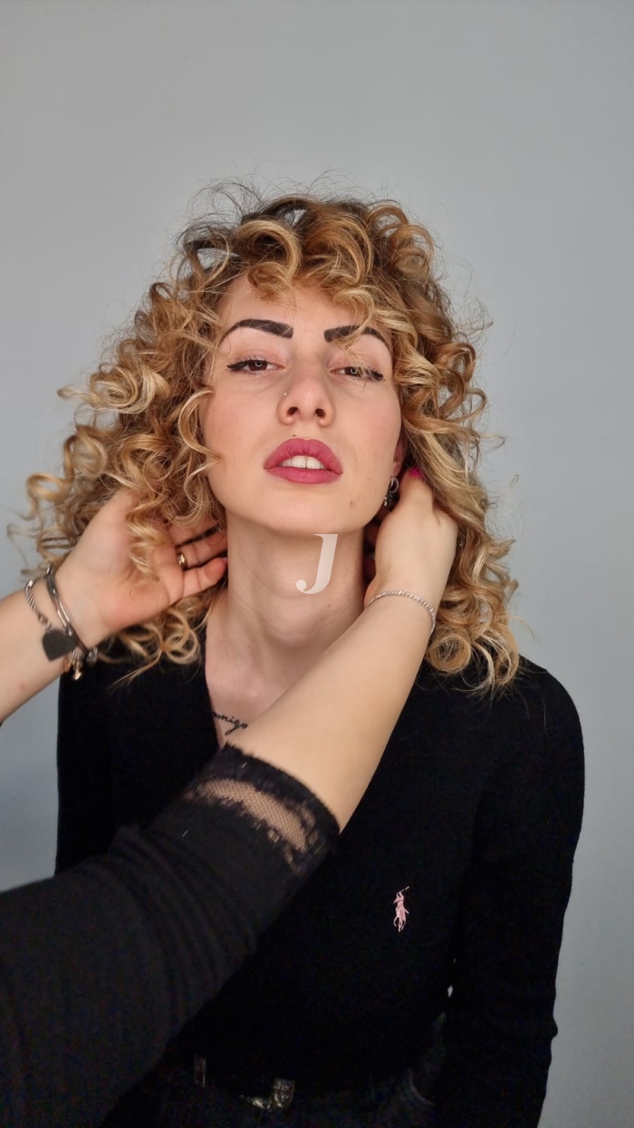 Foto di donna con capelli lunghi biondo chiaro dorato