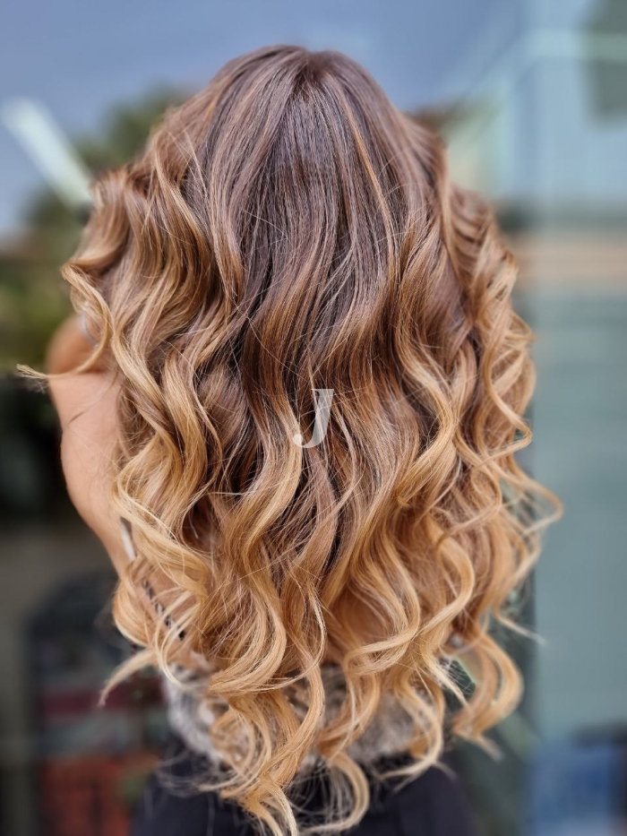 Foto di donna con capelli lunghi biondo chiaro dorato