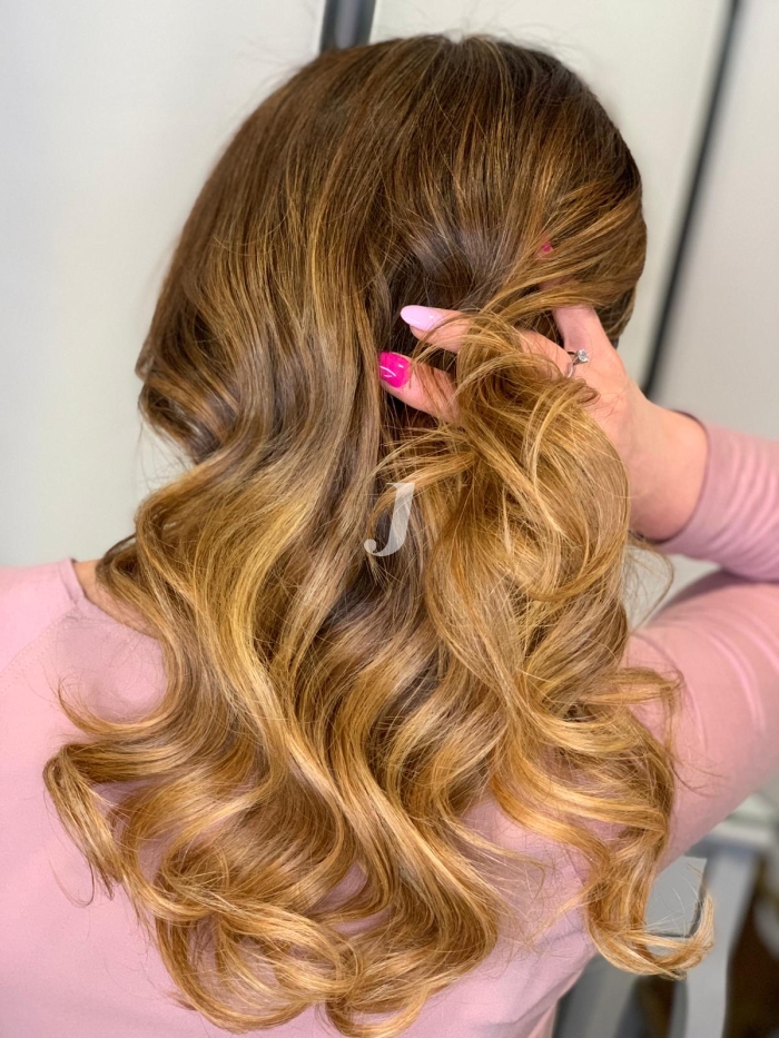 Foto di donna con capelli lunghi biondo chiaro dorato