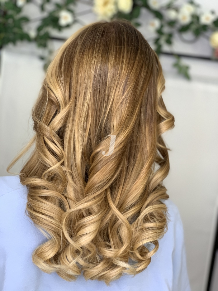 Foto di donna con capelli lunghi biondo chiaro dorato