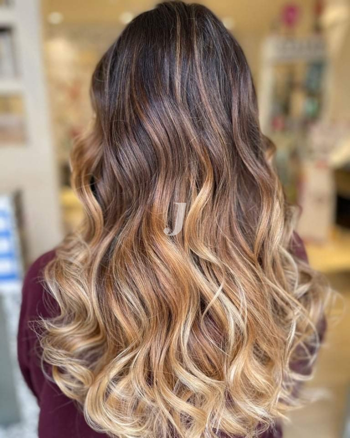 Foto di donna con capelli lunghi biondo chiaro dorato