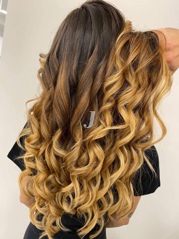 Foto di donna con capelli lunghi biondo chiaro dorato