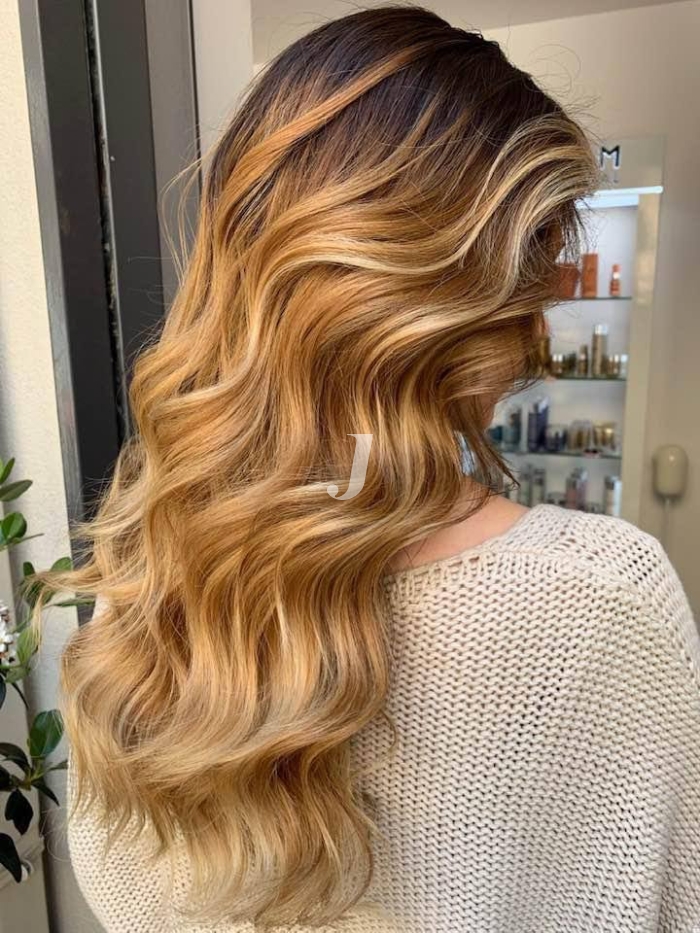 Foto di donna con capelli lunghi biondo chiaro dorato