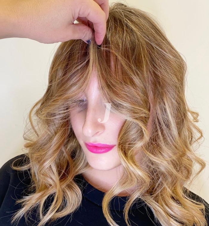 Foto di donna con capelli lunghi biondo chiaro dorato