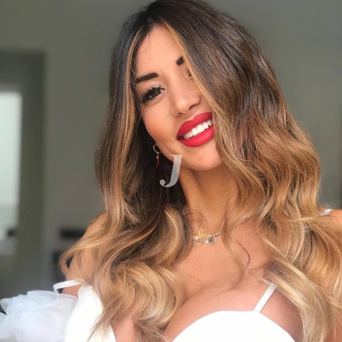 Foto di donna con capelli lunghi biondo chiaro dorato