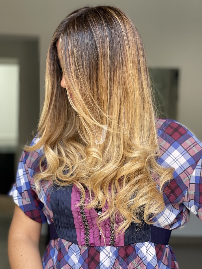 Foto di donna con capelli lunghi biondo chiaro dorato