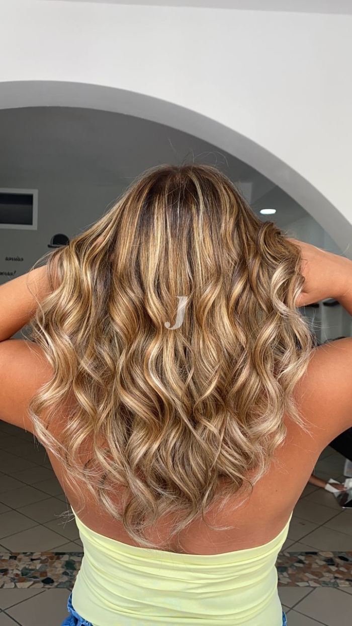 Foto di donna con capelli lunghi biondo chiaro dorato