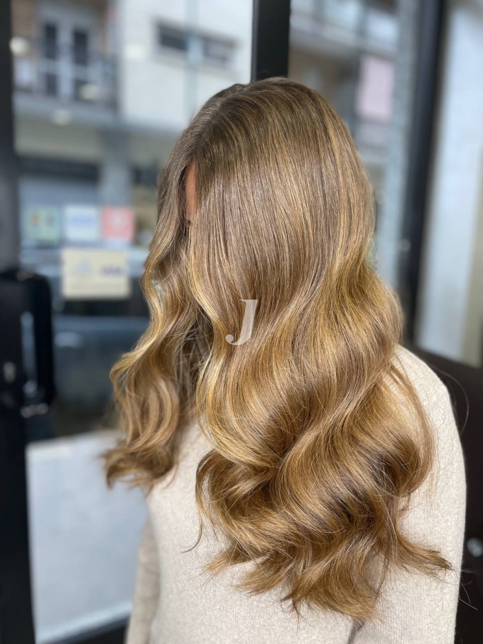 Foto di donna con capelli lunghi biondo chiaro dorato