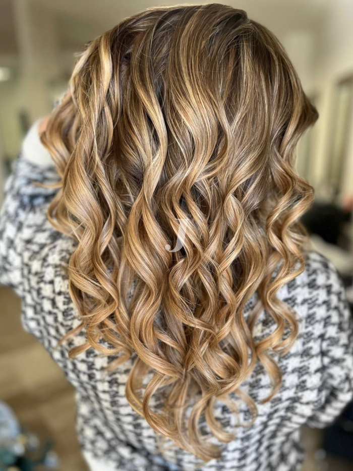 Foto di donna con capelli lunghi biondo chiaro dorato