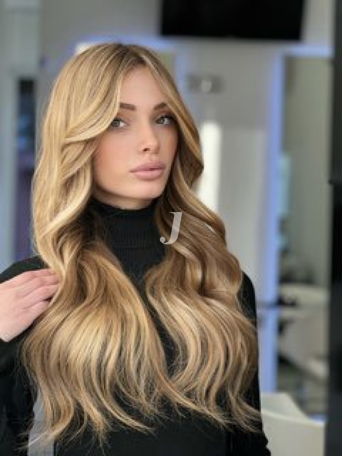 Foto di donna con capelli lunghi biondo chiaro dorato