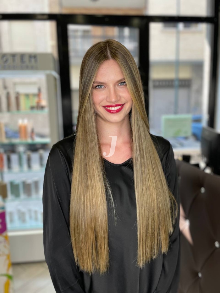 Foto di donna con capelli lunghi biondo chiaro dorato