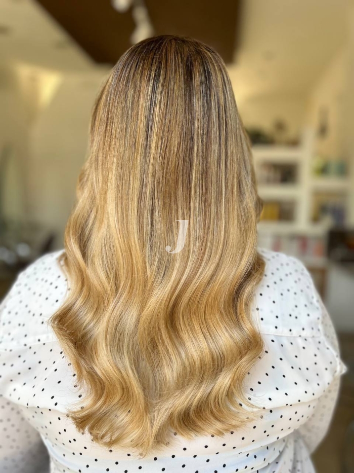 Foto di donna con capelli lunghi biondo chiaro dorato