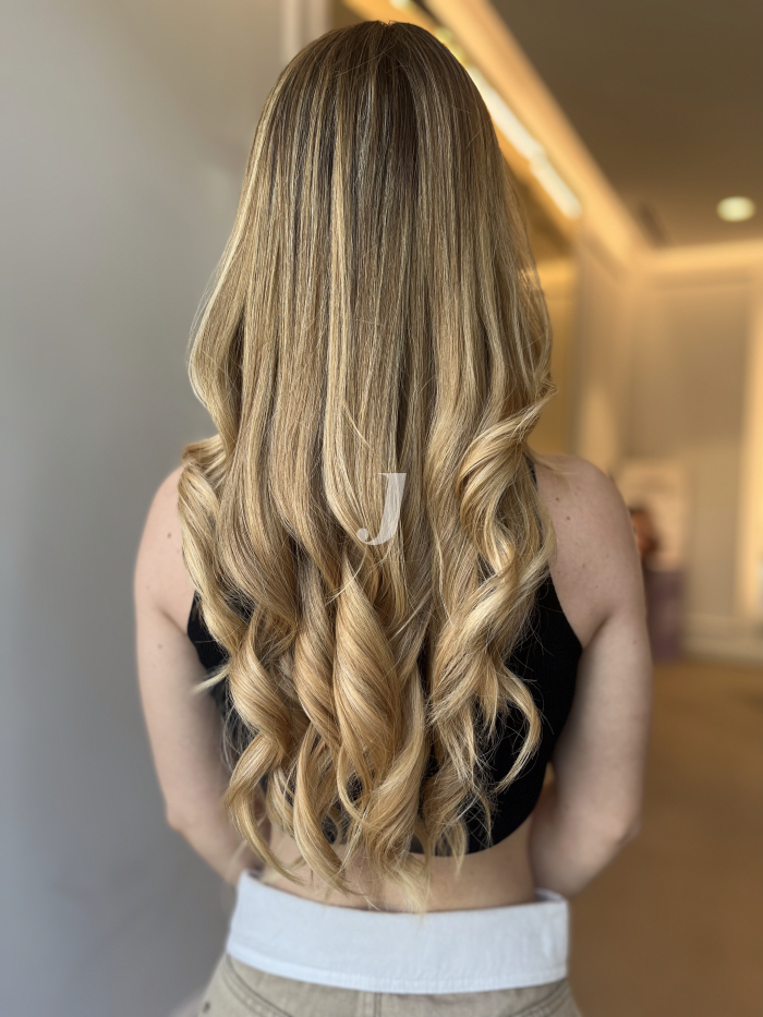 Foto di donna con capelli lunghi biondo chiaro dorato