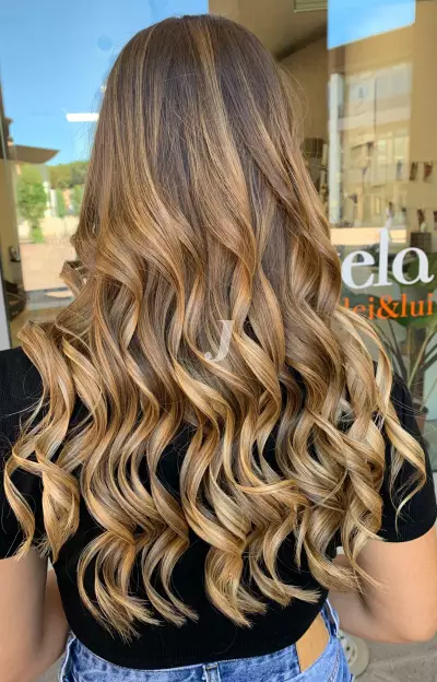 Foto di donna con capelli lunghi biondo chiaro dorato