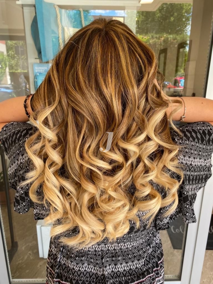 Foto di donna con capelli lunghi biondo chiaro dorato