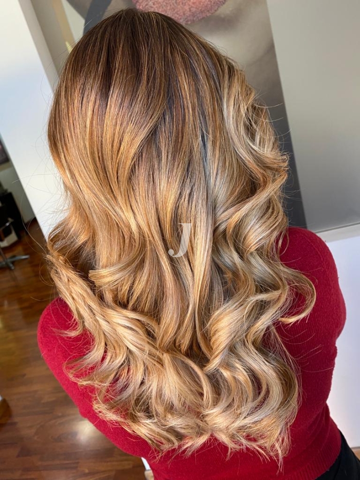 Foto di donna con capelli lunghi biondo chiaro dorato