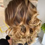 Foto di donna con capelli lunghi biondo chiaro dorato