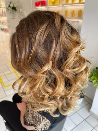 Foto di donna con capelli lunghi biondo chiaro dorato