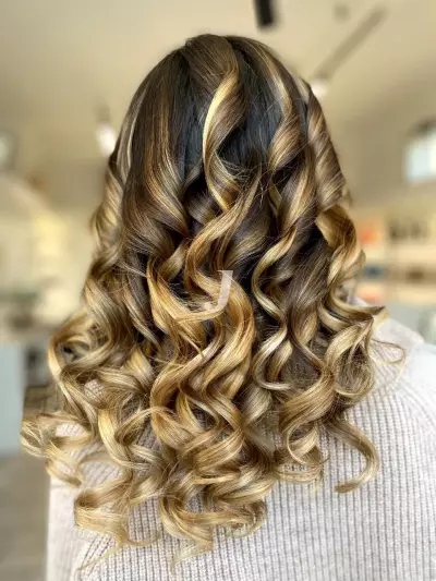 Foto di donna con capelli lunghi biondo chiaro dorato