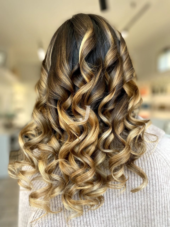 Foto di donna con capelli lunghi biondo chiaro dorato