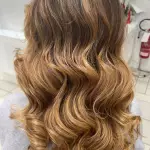 Foto di donna con capelli lunghi biondo chiaro dorato