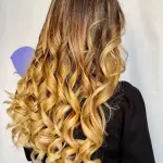 Foto di donna con capelli lunghi biondo chiaro dorato