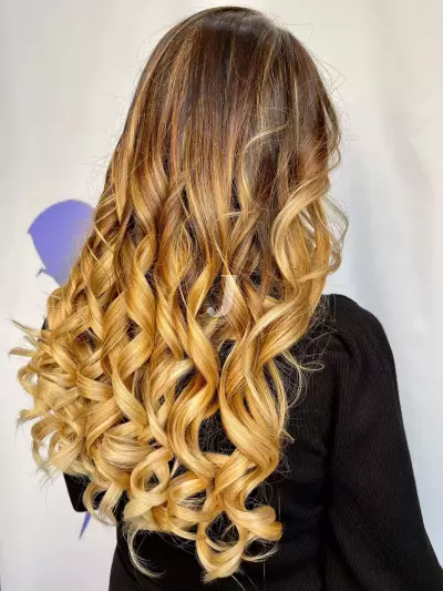 Foto di donna con capelli lunghi biondo chiaro dorato