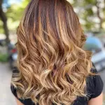 Foto di donna con capelli lunghi biondo chiaro dorato