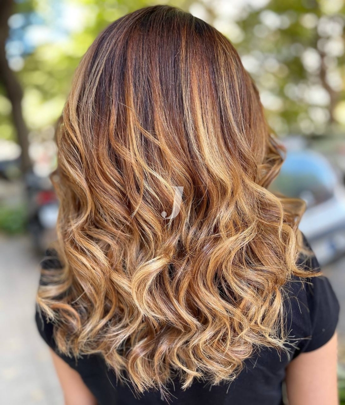 Foto di donna con capelli lunghi biondo chiaro dorato