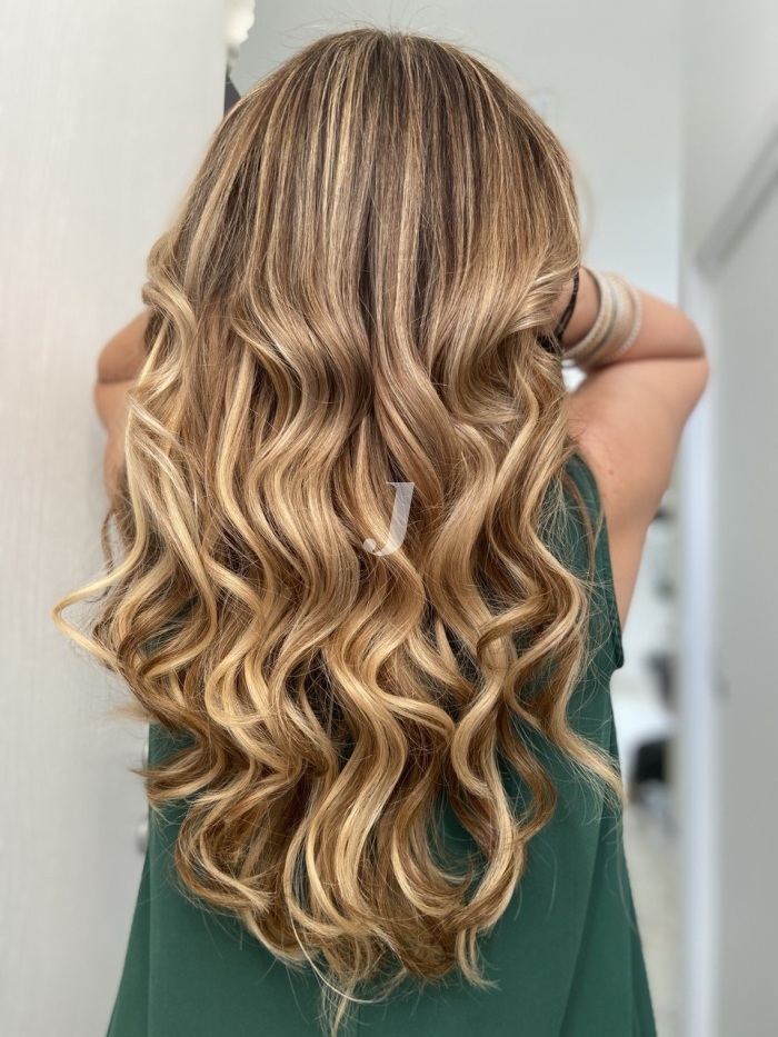 Foto di donna con capelli lunghi biondo chiaro dorato