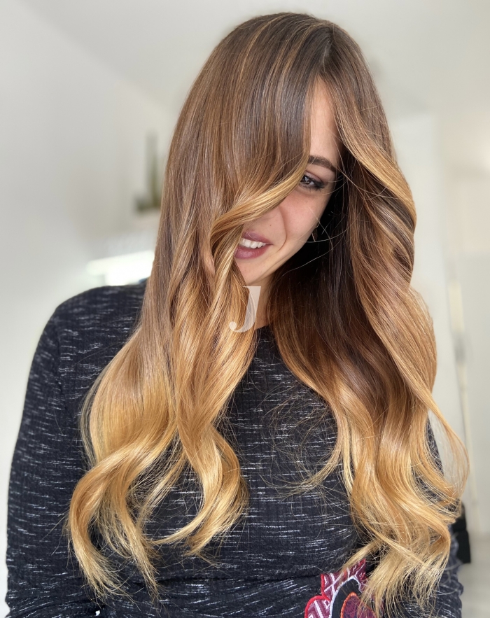 Foto di donna con capelli lunghi biondo chiaro dorato