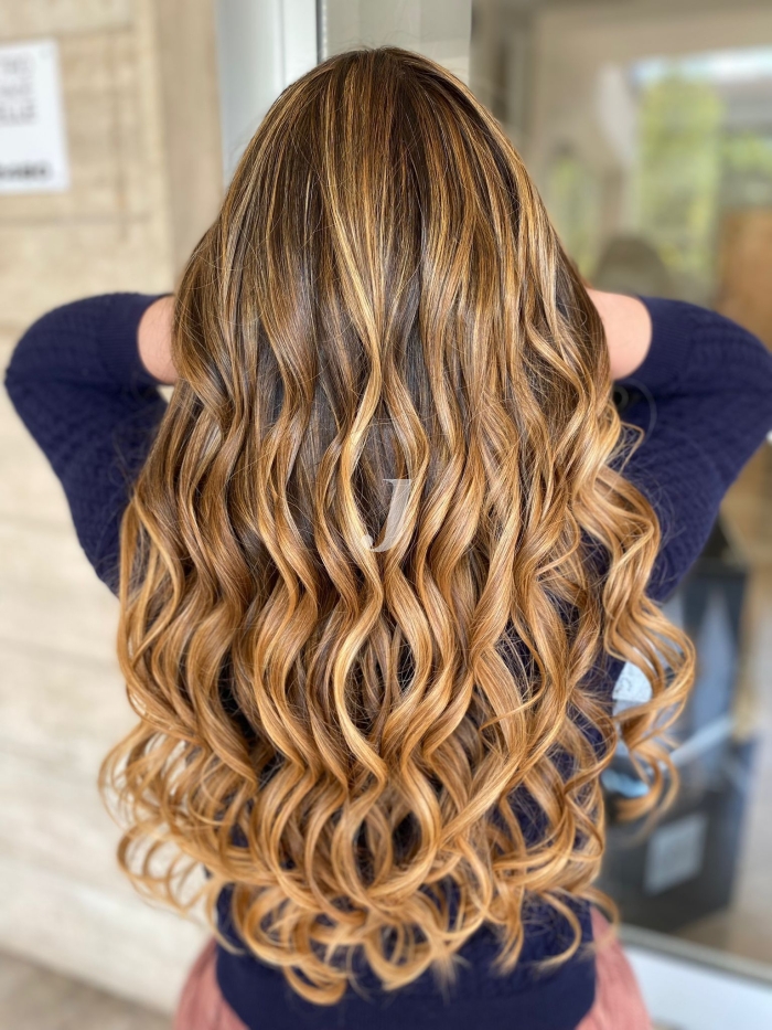 Foto di donna con capelli lunghi biondo chiaro dorato