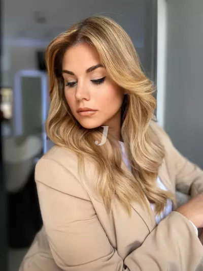 Foto di donna con capelli lunghi biondo chiaro dorato