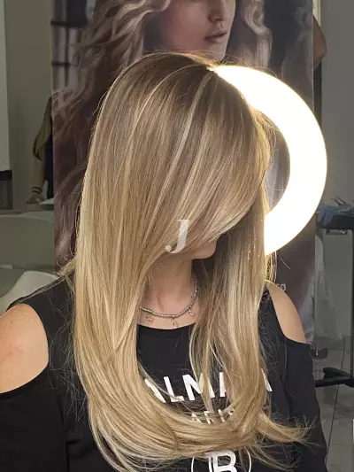 Foto di donna con capelli lunghi biondo chiaro dorato