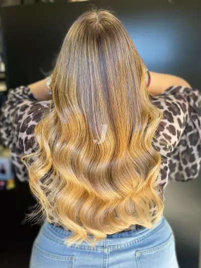 Foto di donna con capelli lunghi biondo chiaro dorato