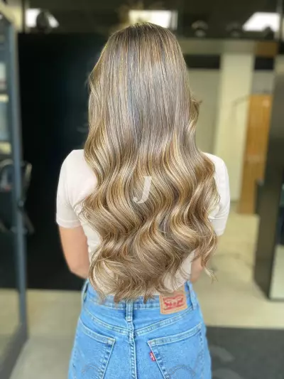 Foto di donna con capelli lunghi biondo chiaro dorato