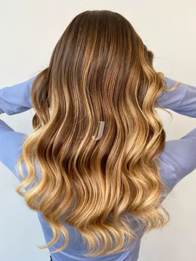 Foto di donna con capelli lunghi biondo chiaro dorato