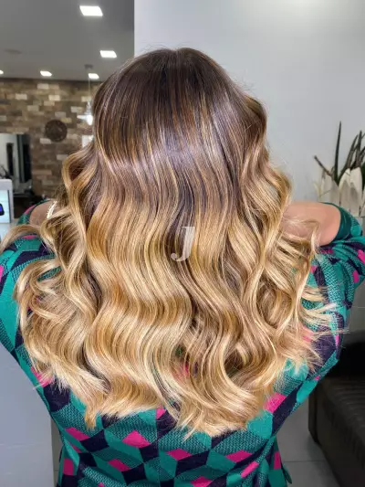 Foto di donna con capelli lunghi biondo chiaro dorato