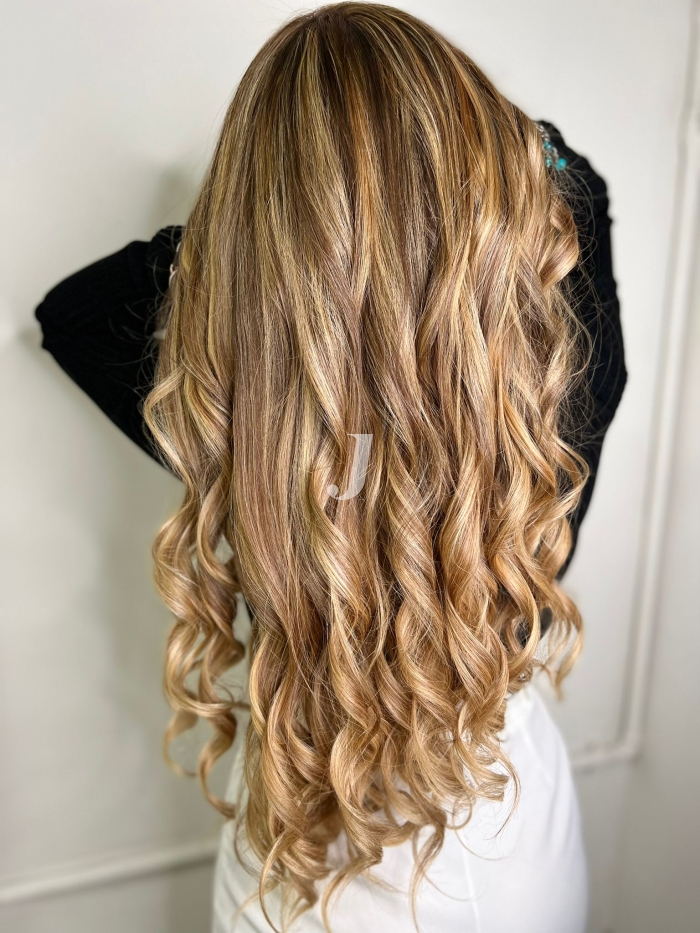 Foto di donna con capelli lunghi biondo chiaro dorato