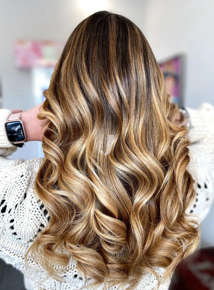 Foto di donna con capelli lunghi biondo chiaro dorato