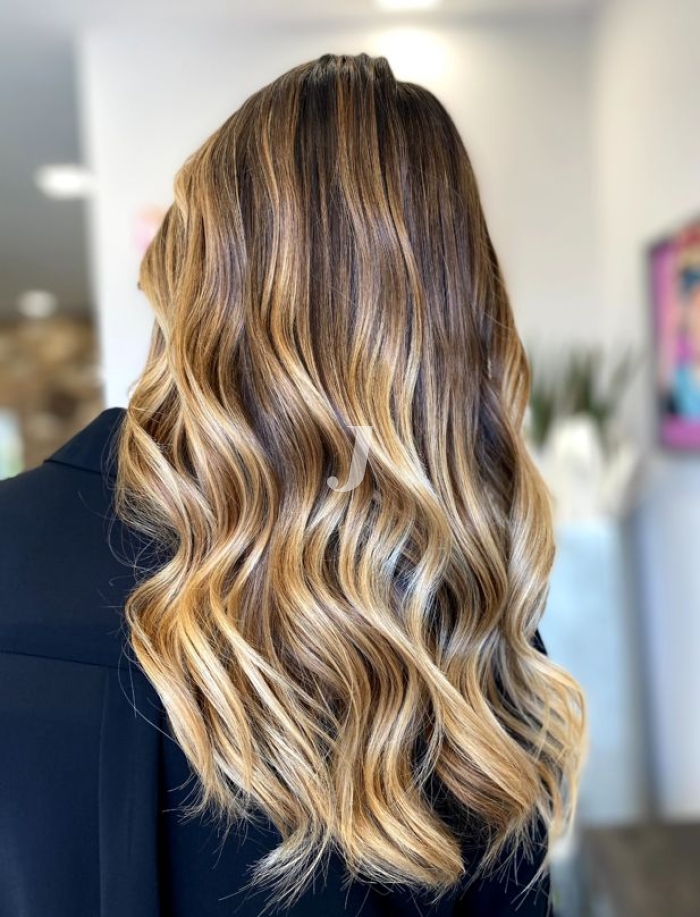 Foto di donna con capelli lunghi biondo chiaro dorato