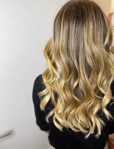 Foto di donna con capelli lunghi biondo chiaro dorato